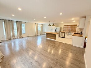 2507 Rocky Point Rd NW in Bremerton, WA - Building Photo - Building Photo