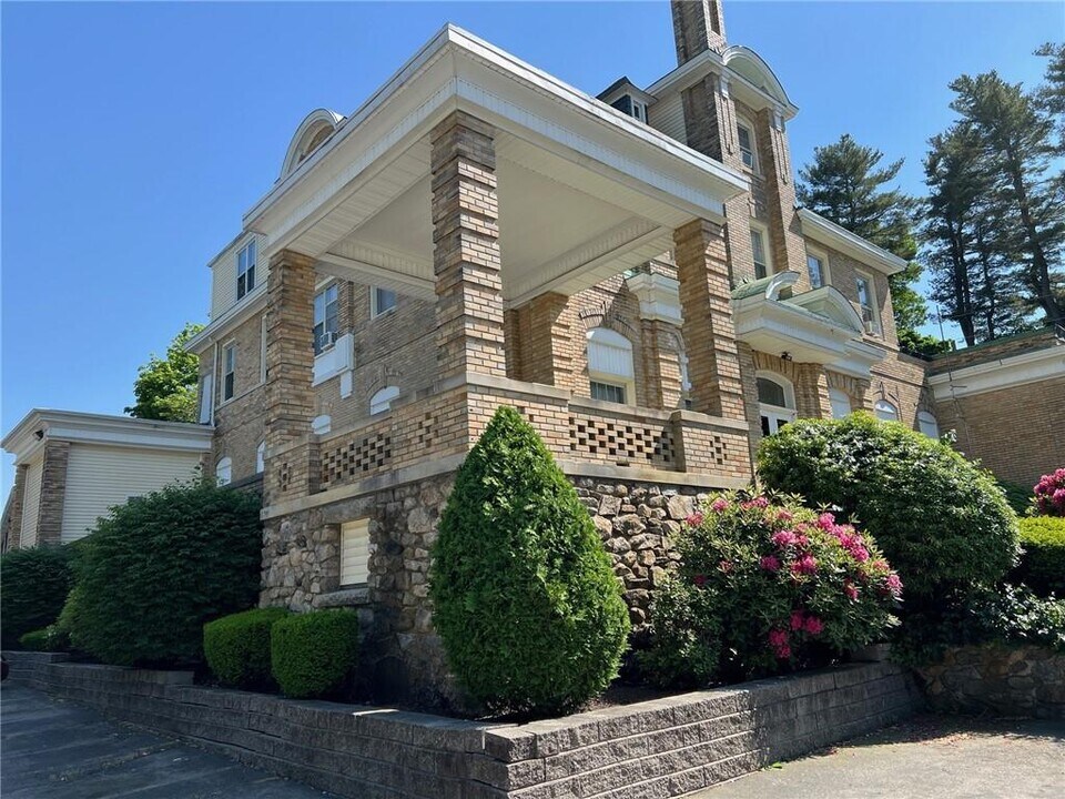 901 Bernon St in Woonsocket, RI - Building Photo