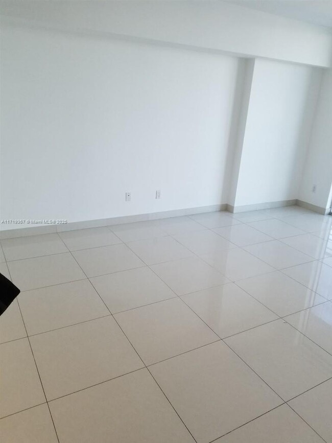 335 S Biscayne Blvd, Unit 3209 in Miami, FL - Building Photo - Building Photo