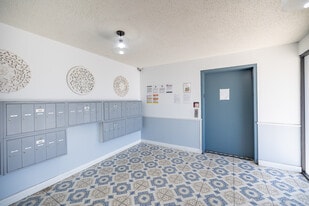 11817 Victory Blvd in North Hollywood, CA - Building Photo