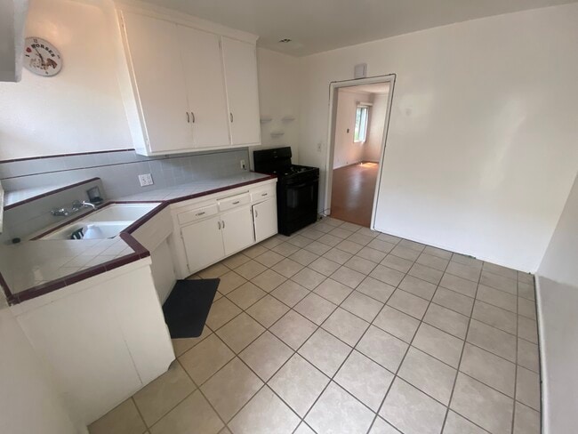 12737 Venice Blvd., Unit 12737 in Los Angeles, CA - Foto de edificio - Building Photo