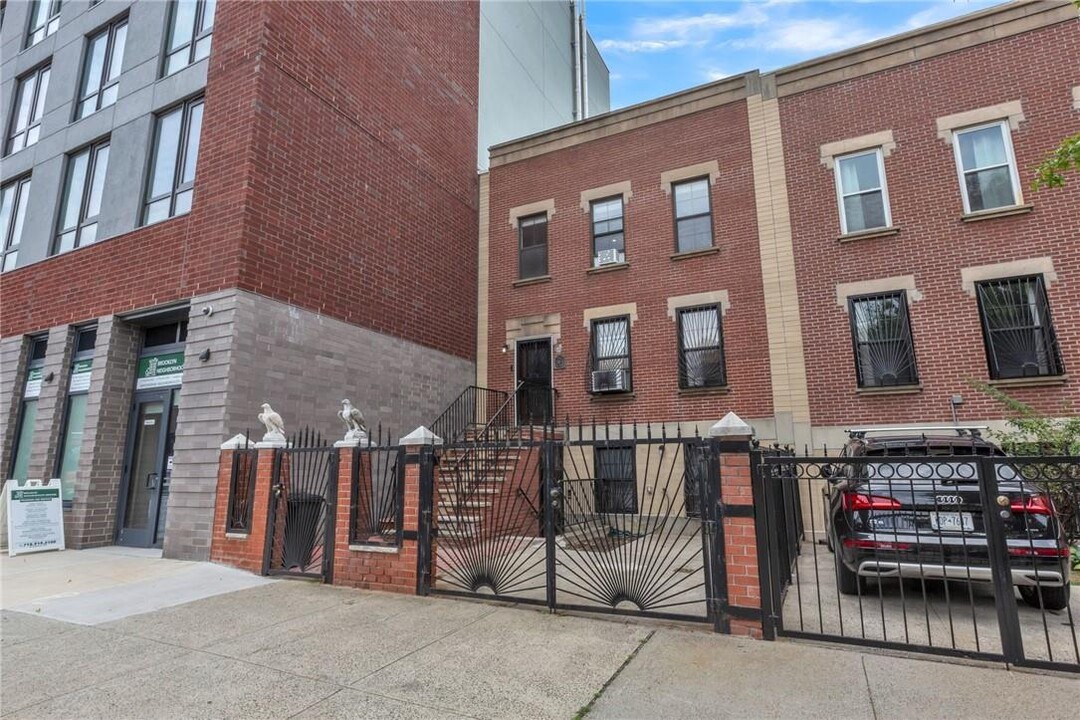 16 Bancroft Pl in Brooklyn, NY - Building Photo