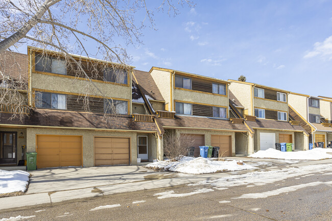 6935 Ranchero Rd NW in Calgary, AB - Building Photo - Building Photo