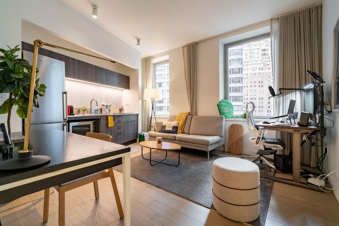 84 William St in New York, NY - Building Photo