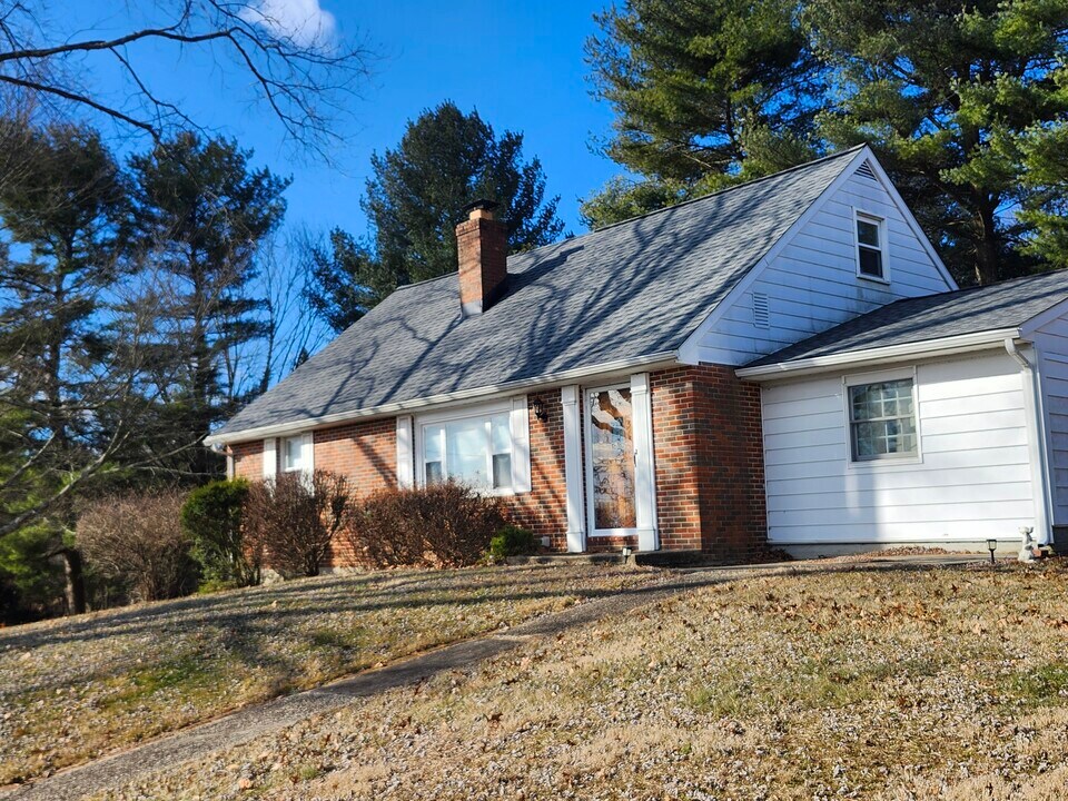 1104 Wild Orchid Dr in Fallston, MD - Foto de edificio