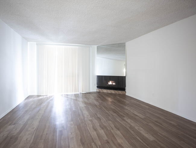 Green Valley Circle Apartments in Culver City, CA - Building Photo - Interior Photo