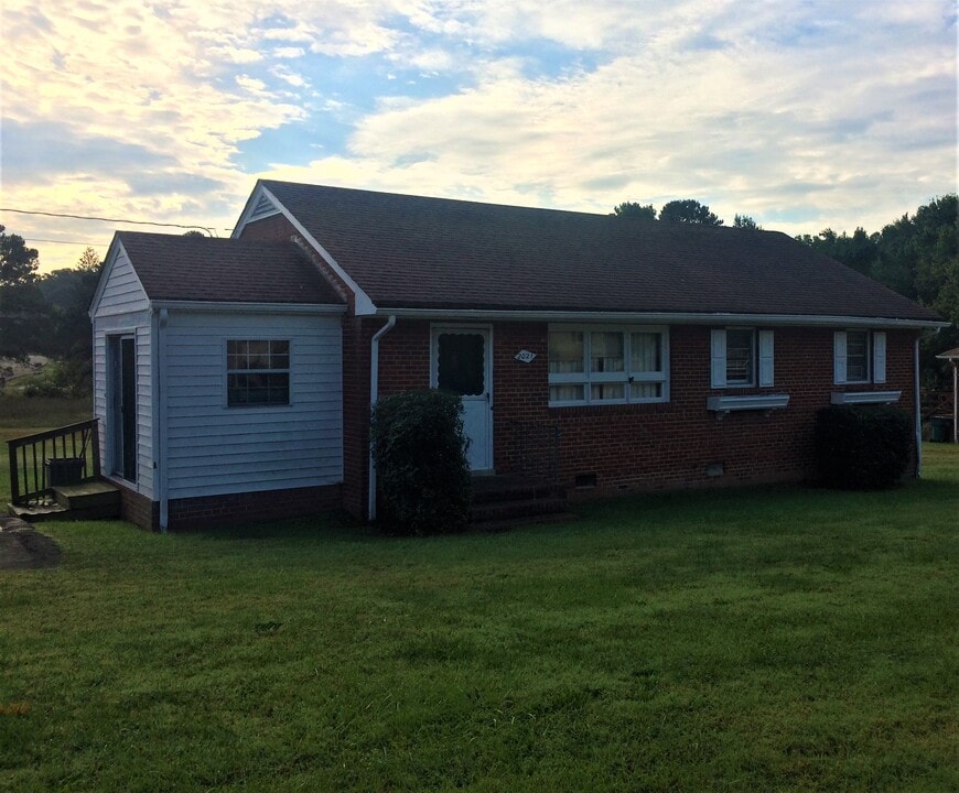 2021 N Parham Rd in Richmond, VA - Building Photo