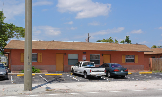 4261 NW 31st Ave in Lauderdale Lakes, FL - Building Photo - Building Photo