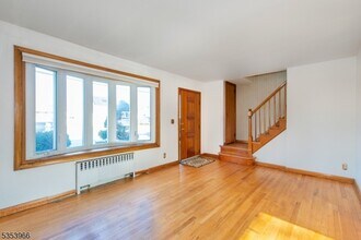 11 Jaskot Ln in Clifton, NJ - Building Photo - Building Photo