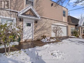 4444 Drummond Rd in Niagara Falls, ON - Building Photo