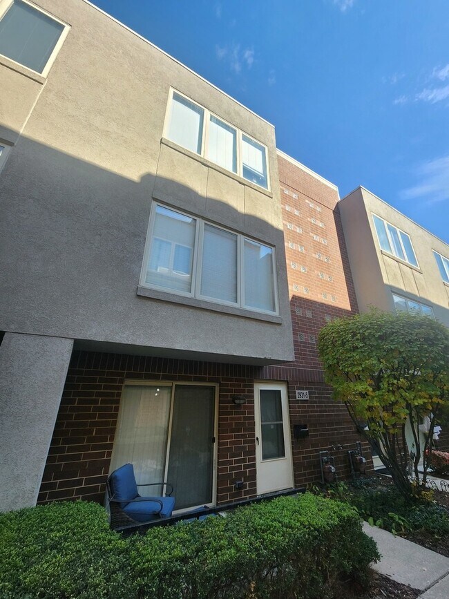 property at 2931 N Natoma Ave