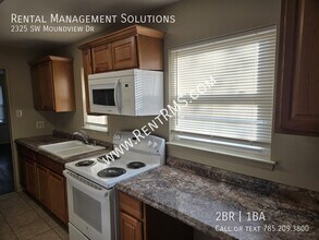 2325 SW Moundview Dr in Topeka, KS - Building Photo - Building Photo