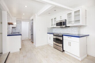 2260 Crestview Dr in Laguna Beach, CA - Building Photo - Building Photo