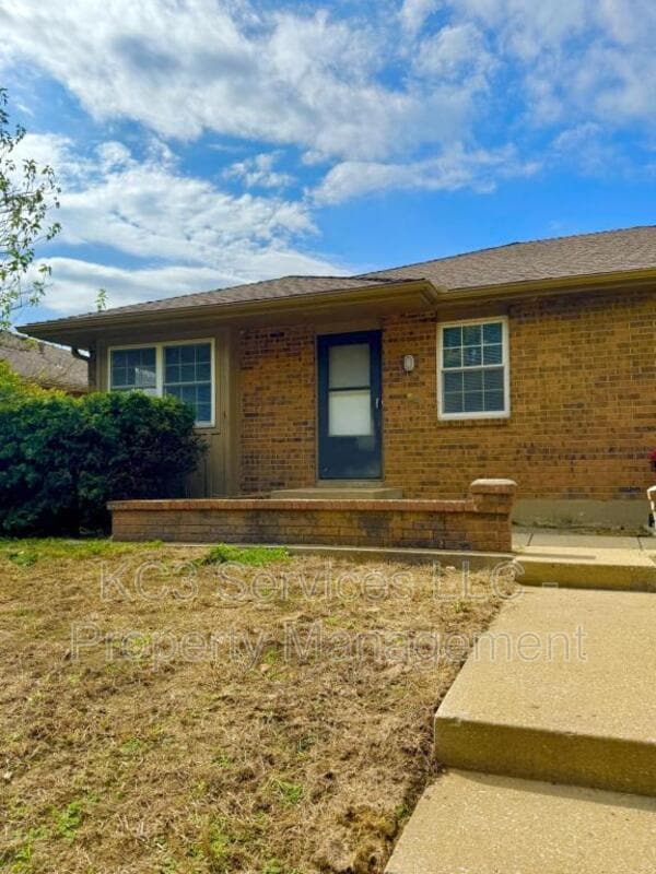 1023 SW Kingscross Rd in Blue Springs, MO - Building Photo - Building Photo