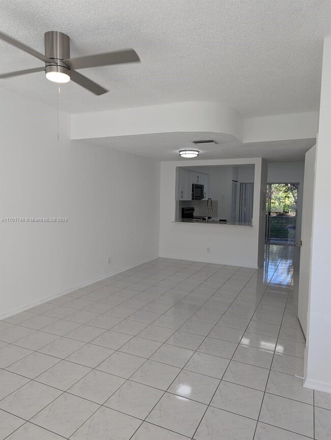 16699 Hemingway Dr in Weston, FL - Foto de edificio - Building Photo