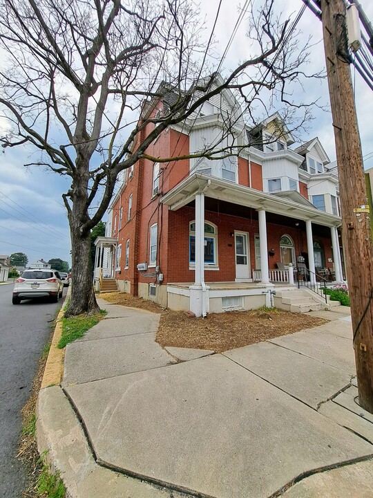 147 W Washington St, Unit Front in Fleetwood, PA - Building Photo