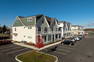 VC Park at Geauga Lake in Aurora, OH - Foto de edificio - Building Photo