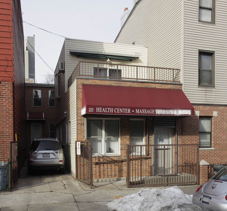 223 Calyer St in Brooklyn, NY - Building Photo