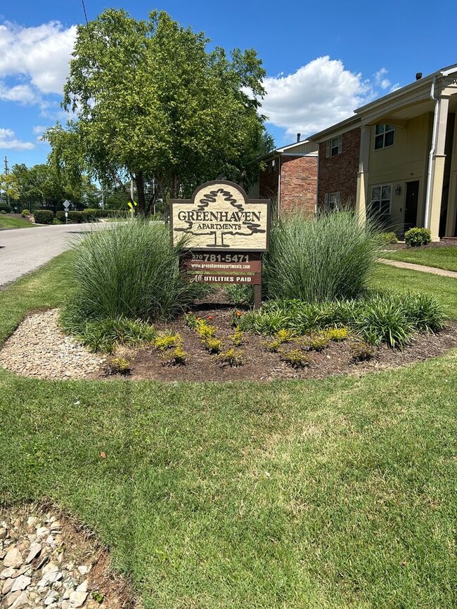 Greenhaven Apartments ALL UTILITIES PAID! in Bowling Green, KY - Building Photo - Building Photo