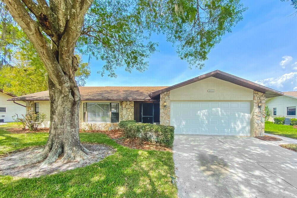 8553 Bridgewater Dr in New Port Richey, FL - Building Photo