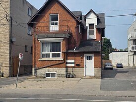 334 University Ave in Kingston, ON - Building Photo