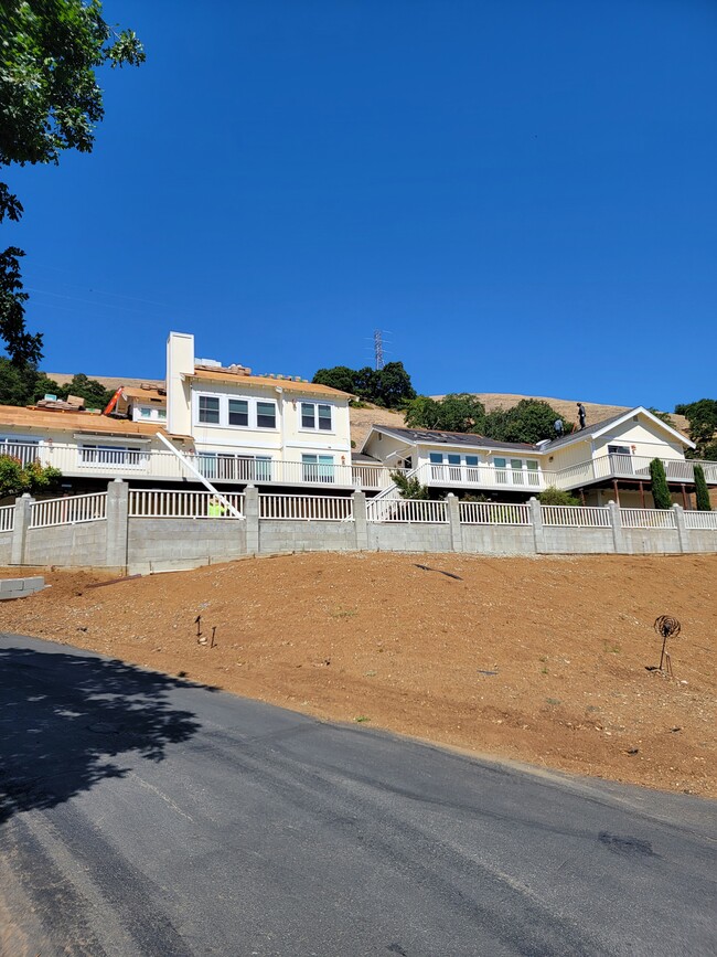 17715 John Telfer Dr, Unit Studio Garden Apt in Morgan Hill, CA - Building Photo - Building Photo