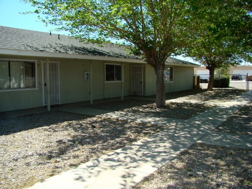 16214 Juniper St in Hesperia, CA - Building Photo