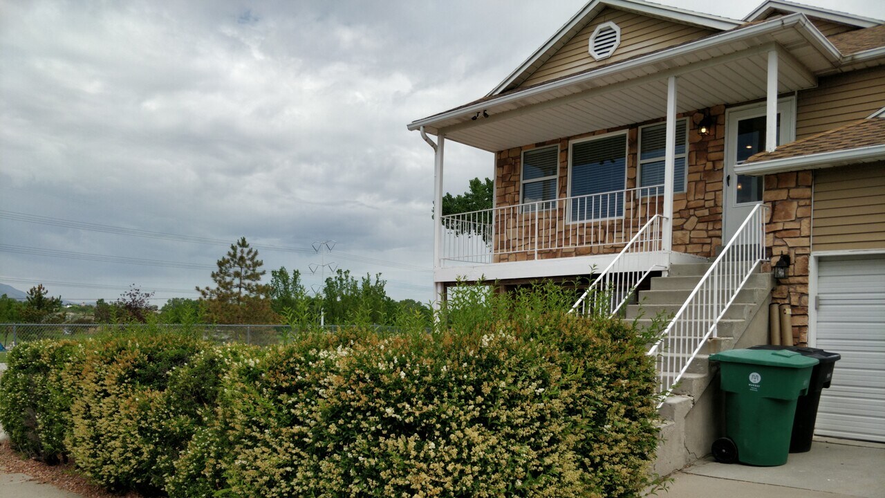 940 W Red Oaks Dr in Murray, UT - Foto de edificio