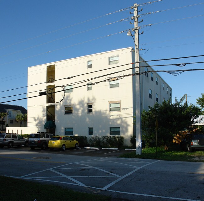 611 NE 14th Ave in Fort Lauderdale, FL - Building Photo - Building Photo