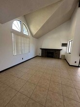 5390 Meredith Ave in Palmdale, CA - Foto de edificio - Building Photo