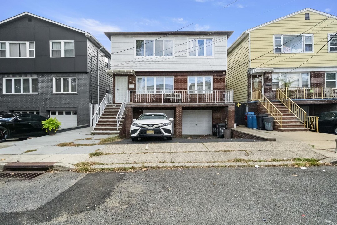 16 Packard St in Bayonne, NJ - Building Photo