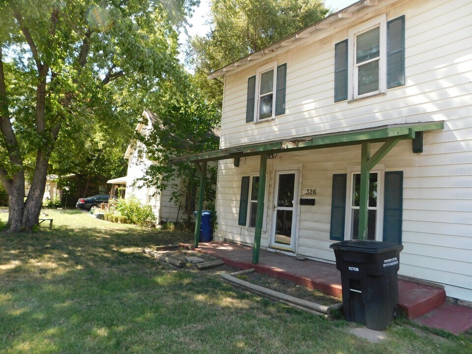 326 Main St in Augusta, KS - Building Photo