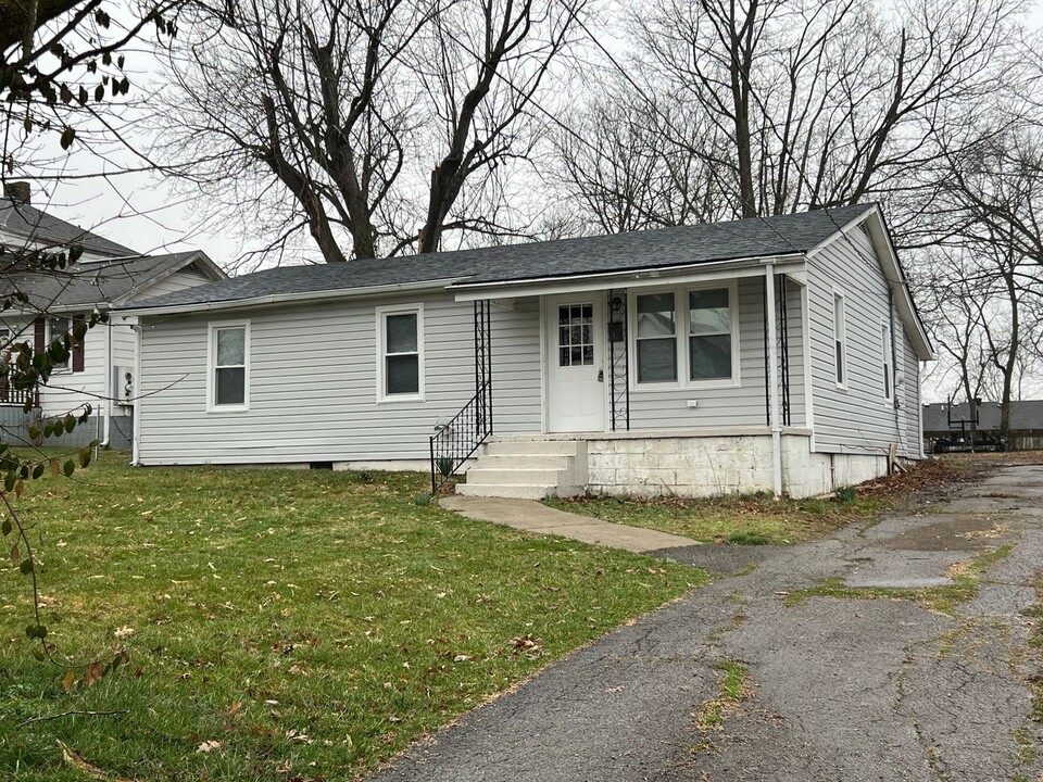 307 Macey Ave in Versailles, KY - Foto de edificio