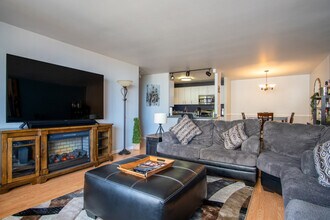 3930 N Pine Grove Ave in Chicago, IL - Building Photo - Building Photo
