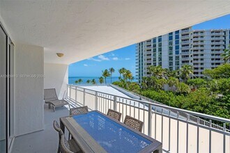 600 Grapetree Dr, Unit 4DS in Key Biscayne, FL - Building Photo - Building Photo