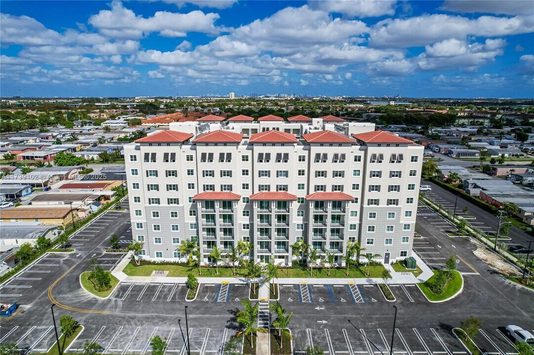 400 NW 112th Ave in Doral, FL - Foto de edificio