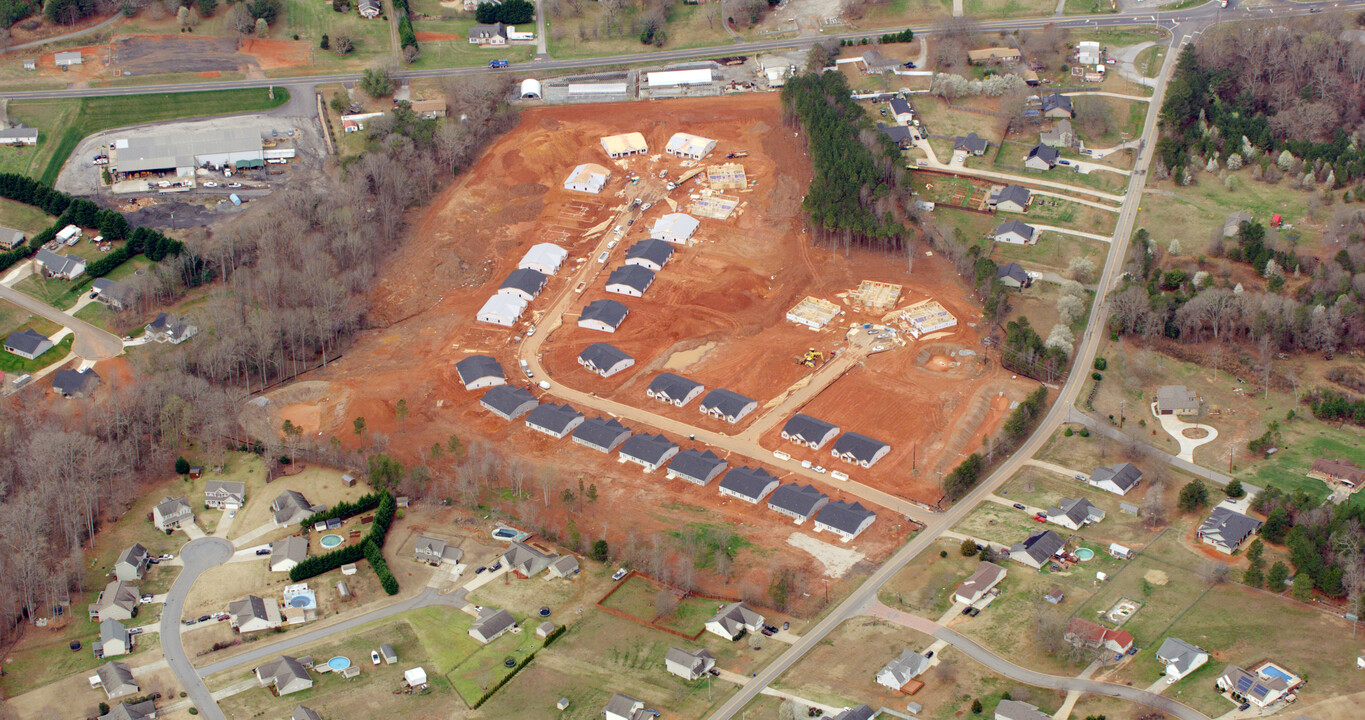 1020 Gibbs Rd in Wellford, SC - Building Photo