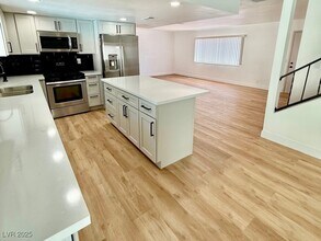 6220 Carl Ave in Las Vegas, NV - Building Photo - Building Photo