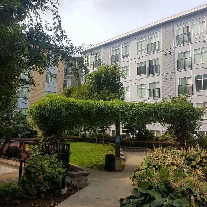 13768 108 Av in Surrey, BC - Building Photo