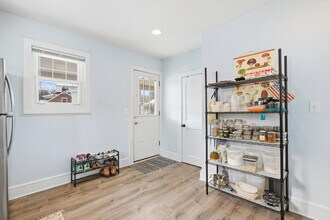 84 Pemberwick Rd in Greenwich, CT - Building Photo - Building Photo