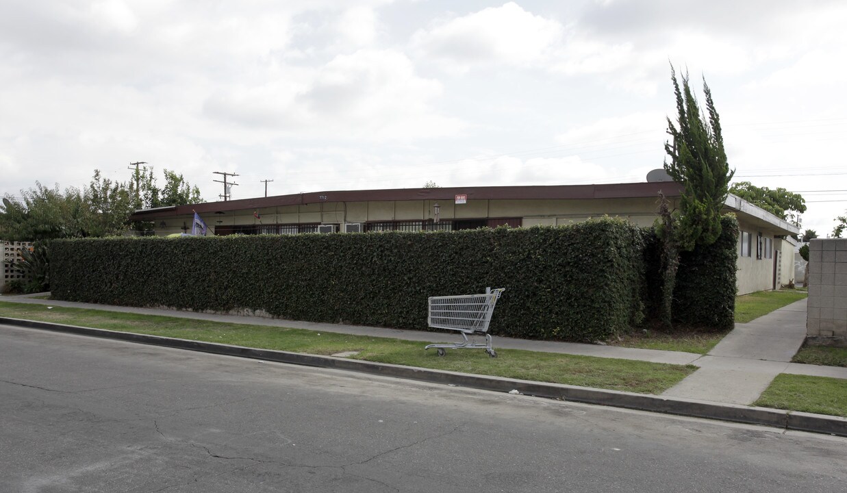 7712 Jackson Way in Buena Park, CA - Foto de edificio