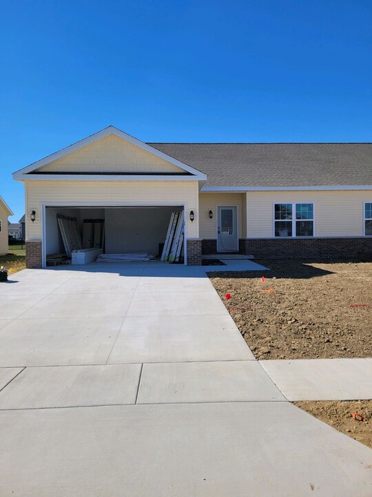 708 Stephanie Ct in Washington, IL - Building Photo