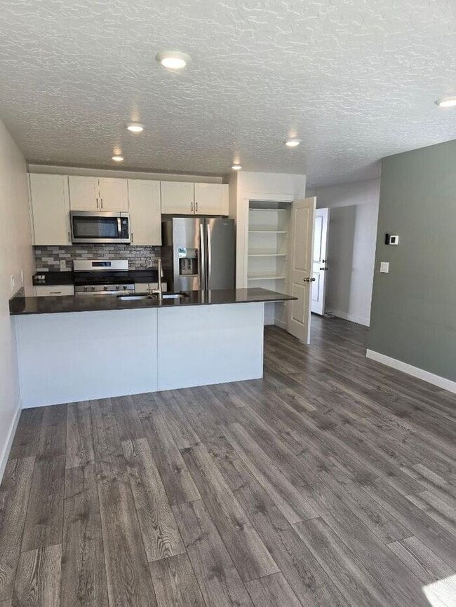 8512 W Cordero Dr in Magna, UT - Building Photo - Building Photo