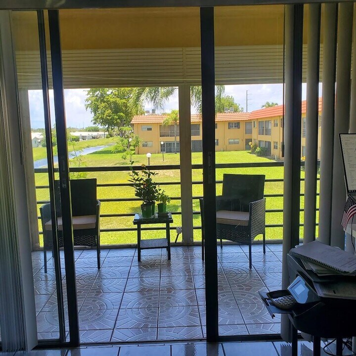 2161 Woolbright Rd in Boynton Beach, FL - Building Photo