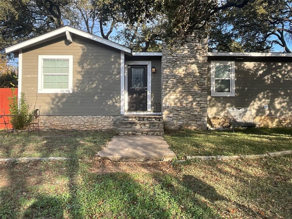 18302 Redbud Ln in Jonestown, TX - Building Photo