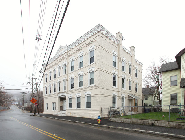 64-66 E Liberty St in Waterbury, CT - Foto de edificio - Building Photo