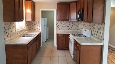 100 W Harwood Ave in Madison Heights, MI - Building Photo - Building Photo