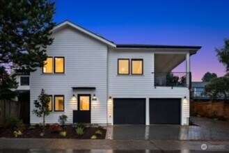 2561 31st Ave W in Seattle, WA - Building Photo - Building Photo