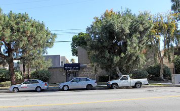 Victoria Place in Canoga Park, CA - Building Photo - Building Photo