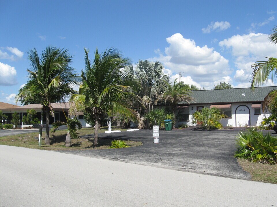 4641 SE 5th Plz, Unit 1 in Cape Coral, FL - Foto de edificio